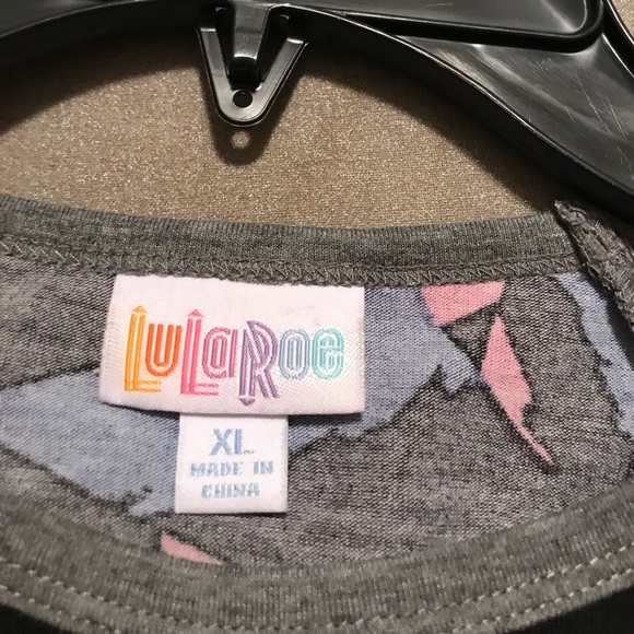 NWOT Lularoe “Randy” Tee - Picture 2 of 2